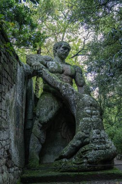Lazio, Bomarzo 'daki bir canavar parkında ortaçağ taşlarından figürler.