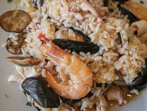 Risotto de mariscos con mejillones y camarones, Italia —  Fotos de Stock