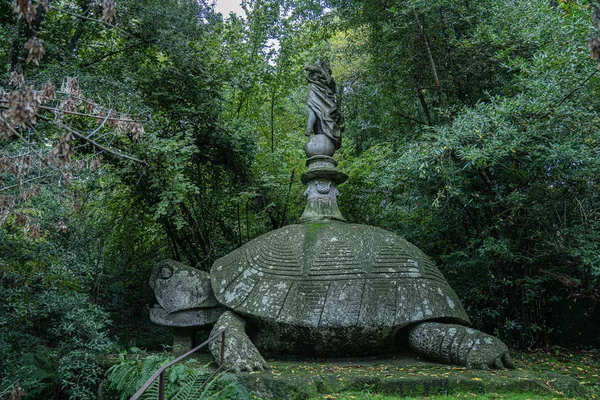 Figures médiévales en pierre dans un parc de monstres à Bomarzo dans le Latium, Il — Photo