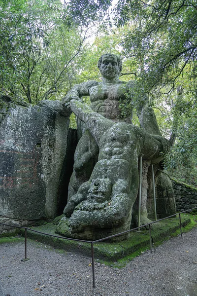 Figures médiévales en pierre dans un parc de monstres à Bomarzo dans le Latium, Il — Photo