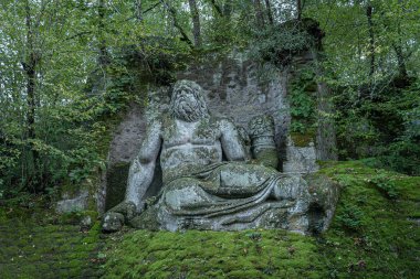 Lazio, Bomarzo 'daki bir canavar parkında ortaçağ taşlarından figürler.