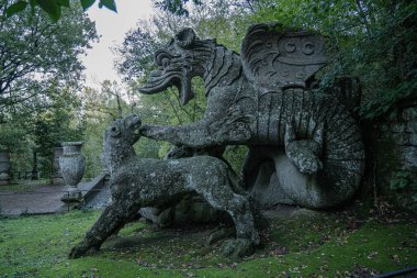 Lazio, Bomarzo 'daki bir canavar parkında ortaçağ taşlarından figürler.