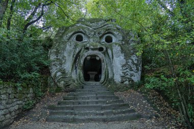 Lazio, Bomarzo 'daki bir canavar parkında ortaçağ taşlarından figürler.