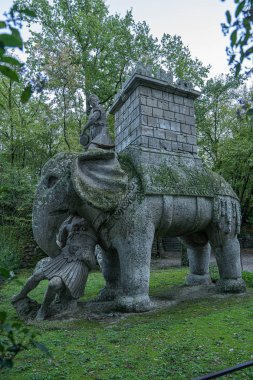 Lazio, Bomarzo 'daki bir canavar parkında ortaçağ taşlarından figürler.