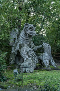 Lazio, Bomarzo 'daki bir canavar parkında ortaçağ taşlarından figürler.