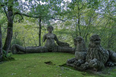 Lazio, Bomarzo 'daki bir canavar parkında ortaçağ taşlarından figürler.
