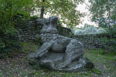 Lazio, Bomarzo 'daki bir canavar parkında ortaçağ taşlarından figürler.