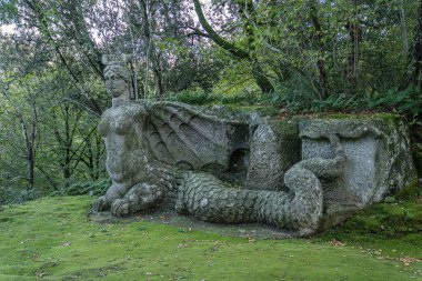 Lazio, Bomarzo 'daki bir canavar parkında ortaçağ taşlarından figürler.
