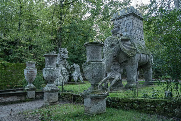 Średniowieczne kamienne postacie w parku potwora w Bomarzo w Lacjum, To — Zdjęcie stockowe