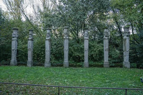 Figures médiévales en pierre dans un parc de monstres à Bomarzo dans le Latium, Il — Photo