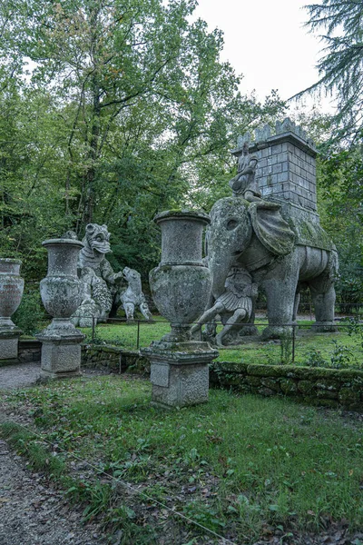 Středověké kamenné postavy v monstrum parku v Bomarzo v Lazio, to — Stock fotografie