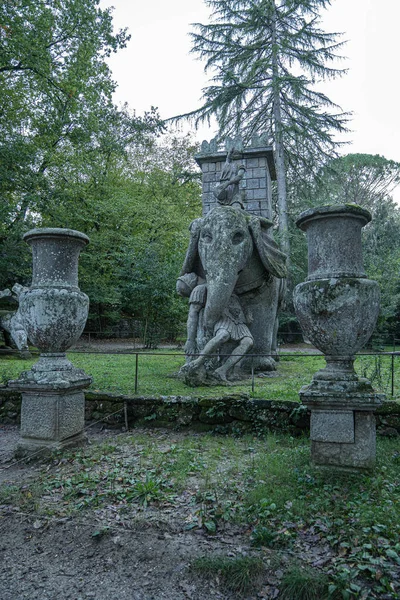 Středověké kamenné postavy v monstrum parku v Bomarzo v Lazio, to — Stock fotografie