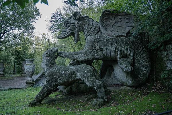 Figures médiévales en pierre dans un parc de monstres à Bomarzo dans le Latium, Il — Photo