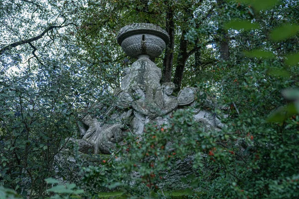 Figures médiévales en pierre dans un parc de monstres à Bomarzo dans le Latium, Il — Photo