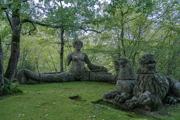 Figures médiévales en pierre dans un parc de monstres à Bomarzo dans le Latium, Il — Photo