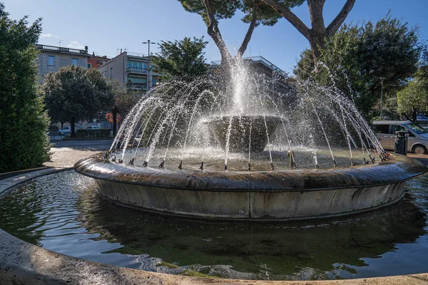 Spuitfontein in de zon in Tivoli, Lazio, Italië — Stockfoto