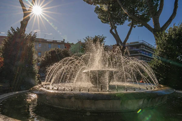 Spray fontána na slunci v Tivoli, Lazio, Itálie — Stock fotografie