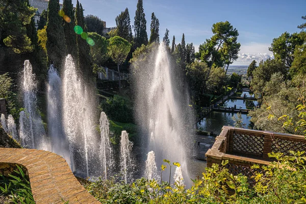 Sluneční erupce ve spreji fontány vily d 'Este v Tivoli — Stock fotografie