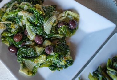 Haşlanmış dağ bitkisi zeytinli garnitür.