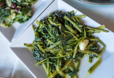 Yanında da sarımsaklı dağ çimi.