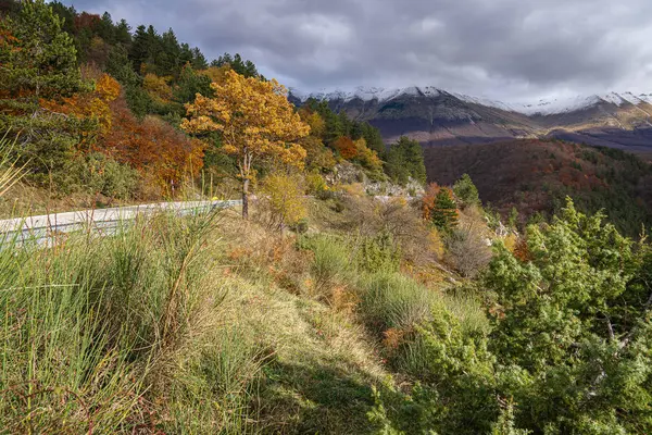 Automne coloré dans les montagnes des Abruzzes, Italie — Photo