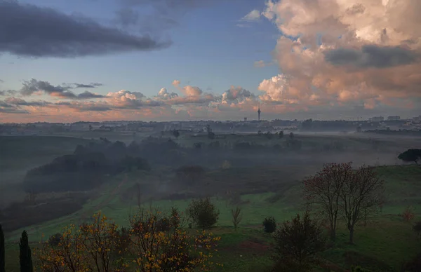 Niebla matutina en la madrugada en Roma, Italia — Foto de Stock