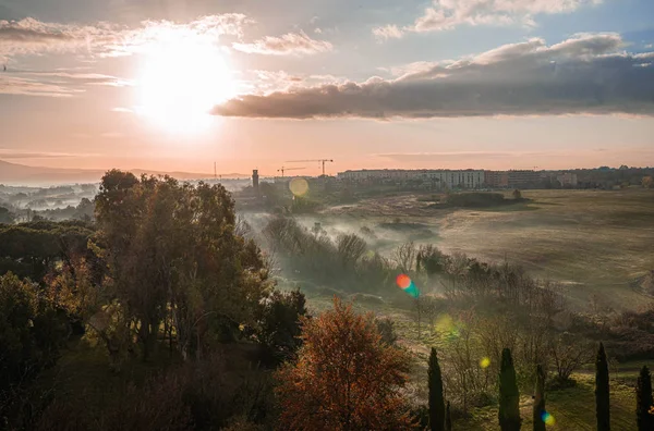 ローマ,イタリアの早朝時間帯の朝の霧 — ストック写真