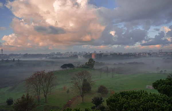 Nebbia mattutina nelle prime ore dell'alba a Roma — Foto Stock