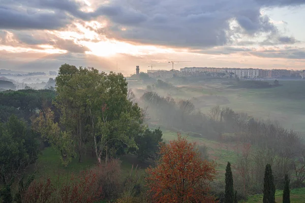ローマ,イタリアの早朝時間帯の朝の霧 — ストック写真