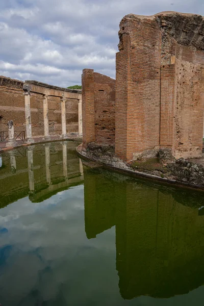 Ruínas do Teatro Marittimo na Villa Adriana em Tivoli - Roma - It — Fotografia de Stock