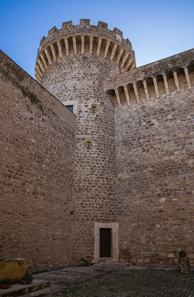 Ruiner av medeltida slott i Tivoli i Italien — Stockfoto