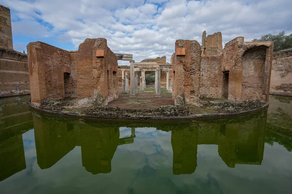 Tivoli, Tivoli 'deki Villa Adriana' daki Teatro Marittimo harabeleri — Stok fotoğraf