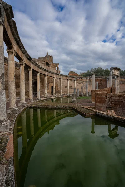 Ruinas del Teatro Marittimo en Villa Adriana en Tivoli - Roma - It —  Fotos de Stock