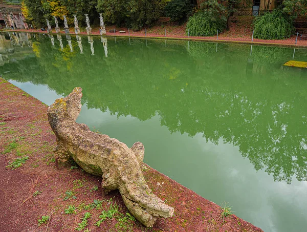 Antica piscina chiamata Canopo, circondata da sculture greche in V — Foto Stock