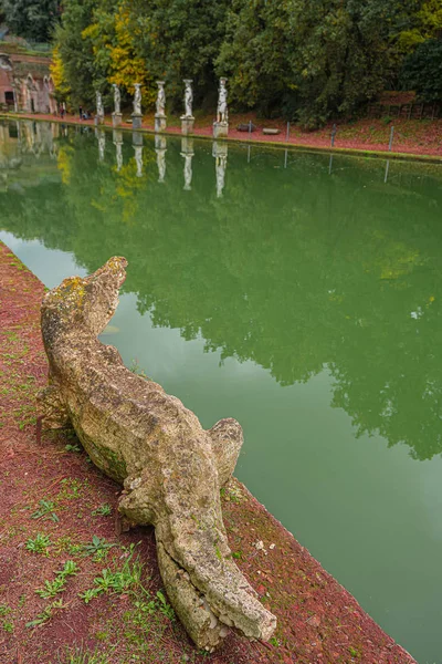 Antica piscina chiamata Canopo, circondata da sculture greche in V — Foto Stock