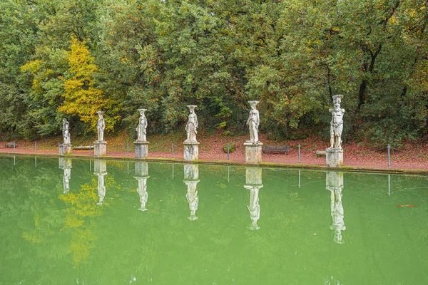 Antigua piscina llamada Canopus, rodeada de esculturas griegas en V — Foto de Stock