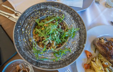 Kurutulmuş domates, roka ve özel soslu ev yapımı makarna.