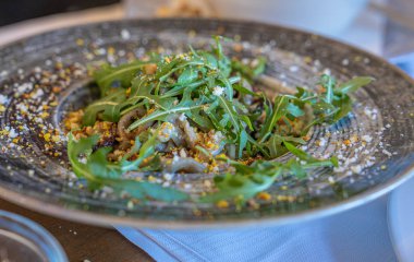 Kurutulmuş domates, roka ve özel soslu ev yapımı makarna.