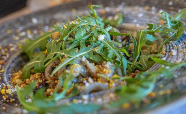 Kurutulmuş domates, roka ve özel soslu ev yapımı makarna.