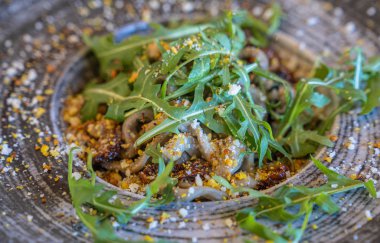 Kurutulmuş domates, roka ve özel soslu ev yapımı makarna.