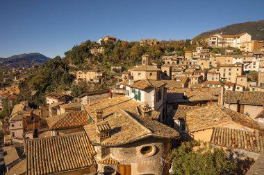 Subiaco, İtalya 'nın çatılarının manzarası