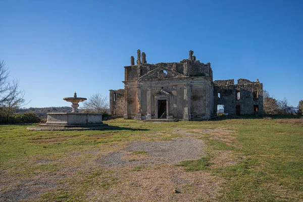 Ruiner av kyrkan i klostret San Bonaventure i Monterano Na — Stockfoto