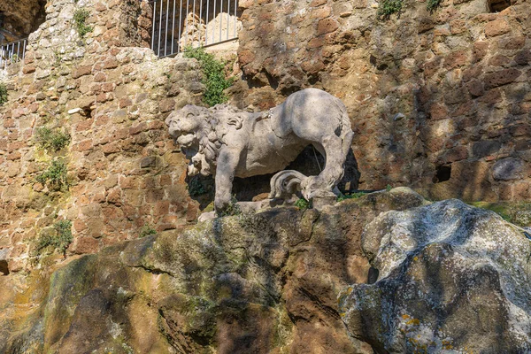 Restos de calavera de león sobre las ruinas de un castillo en Monterano — Foto de Stock