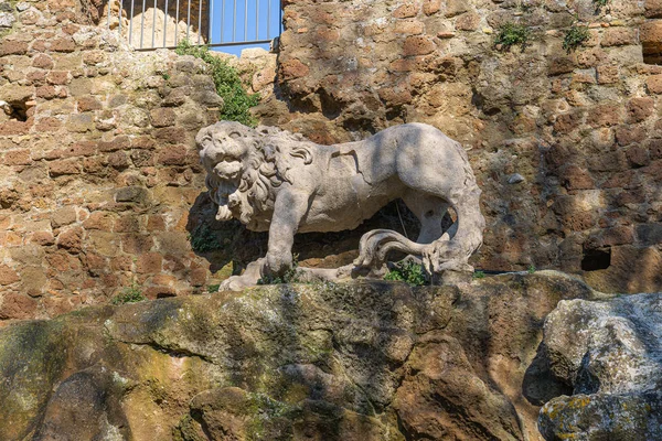 Restos de calavera de león sobre las ruinas de un castillo en Monterano — Foto de Stock