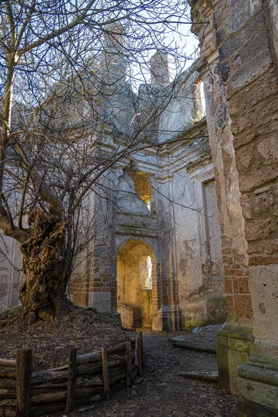 Руины церкви в монастыре Сан-Бонавентура в Монтерано-На — стоковое фото