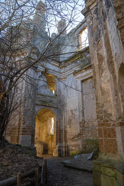 Τα ερείπια της εκκλησίας στο μοναστήρι του San Bonaventure στο Monterano Na — Φωτογραφία Αρχείου