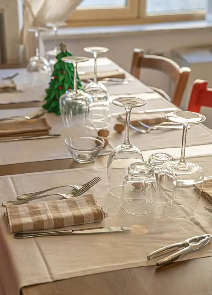 Mesa de jantar com uma pequena árvore de Natal e nozes polvilhadas , — Fotografia de Stock