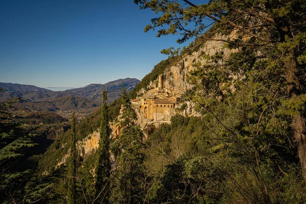 Vista panorámica del monasterio de San Benito cerca de Subiaco, Italia — Foto de Stock