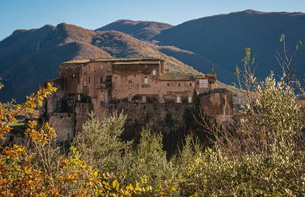Vista panorámica de las fortificaciones medievales y el castillo de Rocca Abbaz — Foto de Stock