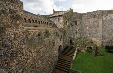 İtalya 'nın Lazio kentindeki Bracciano kasabasındaki Odescalchi kalesine bakın.